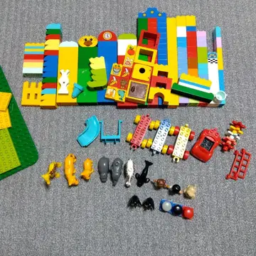 컬러풀한 레고 블록과 동물 피규어 세트