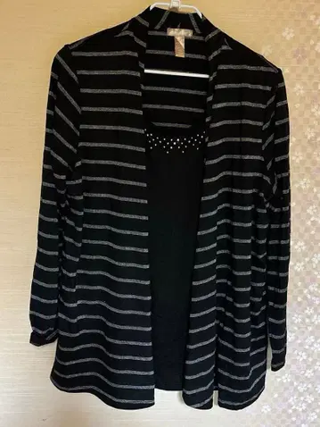 블랙과 그레이 스트라이프 긴팔 가디건