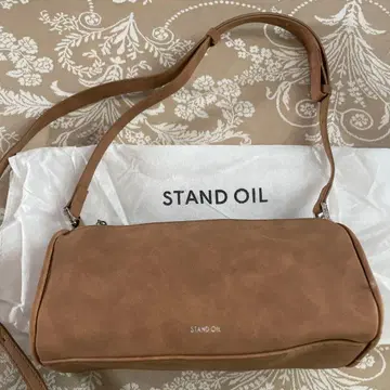 oil stand 스웨이드 카멜 숄더백
