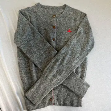 그레이 니트 가디건 빨간색 로고 자수