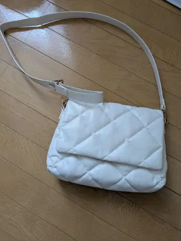화이트 퀼팅 숄더백