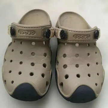 Crocs 베이지 클로그 샌들 스위프트