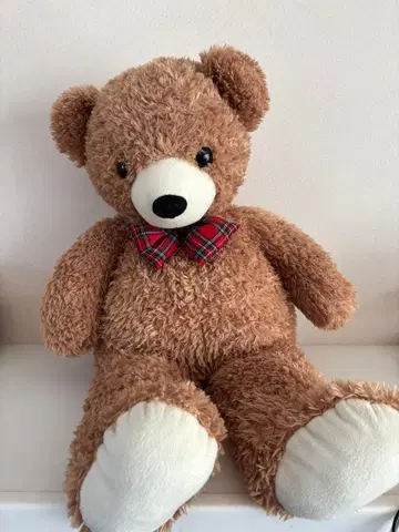 브라운 리본 포함 봉제 인형