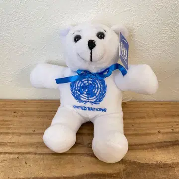 유엔 로고 포함 화이트 봉제 인형