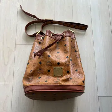 MCM 버킷백 브라운
