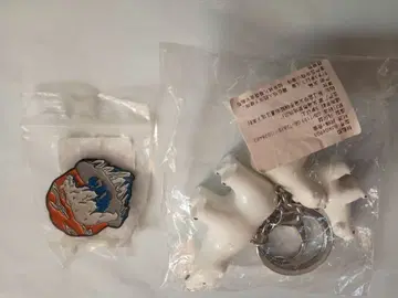 시로쿠마 키링과 핀 배지