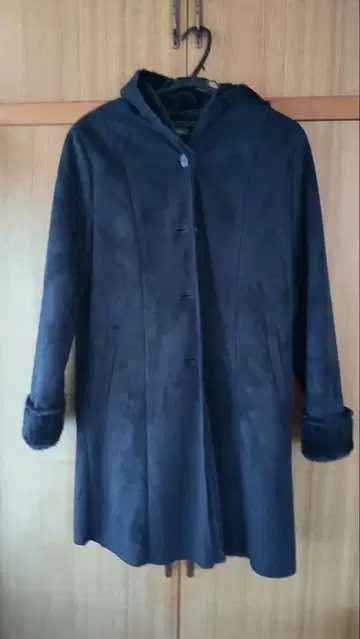 다크 블루 후드 부착 롱 코트