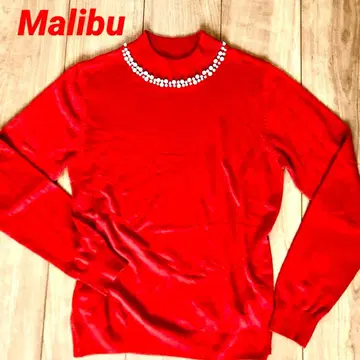 펄 비쥬가 달린 빨간색 긴팔 니트