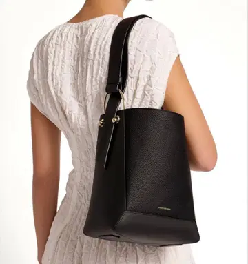 새상품급 STRATHBERRY 블랙 가죽 숄더백