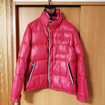 빨간색 다운 자켓 빔즈