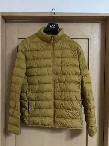 유니클로 울트라 라이트 다운 베이지 다운 자켓