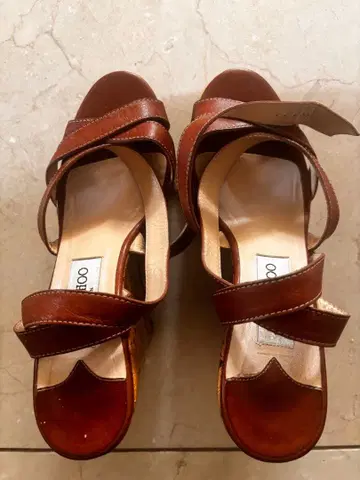 브라운 코르크 웨지 샌들