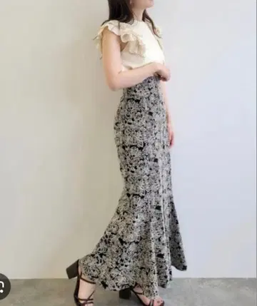 코코딜 라인 플라워 배색 자수 하이웨스트 머메이드 스커트