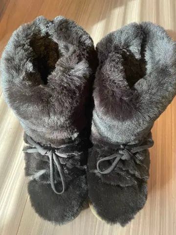 브라운 퍼의 어그 부츠