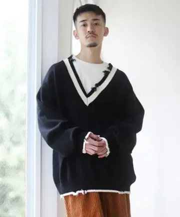 프린지 V넥 니트 스웨터 블랙