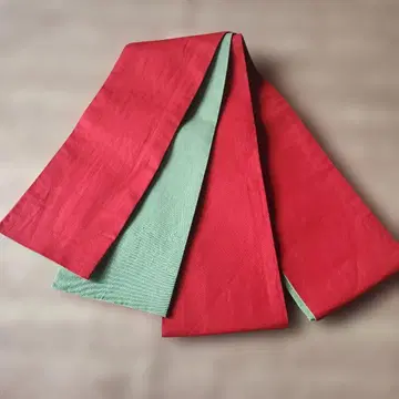 빨간색과 녹색의 반폭 오비