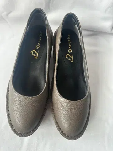 돌체 소가죽 플레인 5cm 펌프스 뒤꿈치 안쪽 밴딩 웨지솔 24cm