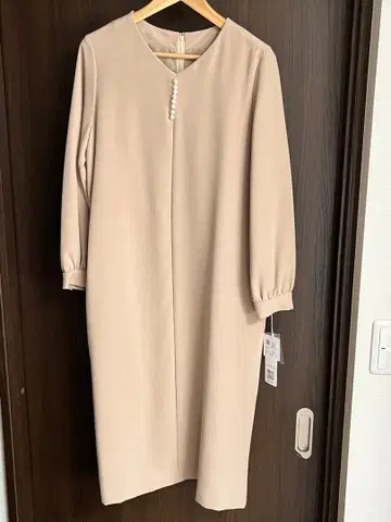 베이지 V넥 원피스
