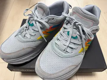 HOKA 호카 그레이 멀티 컬러 자수 스니커즈