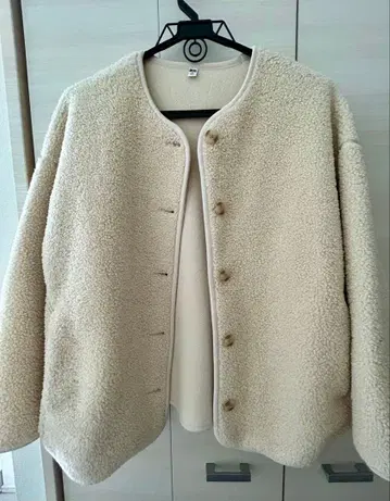 크림색 보아 자켓