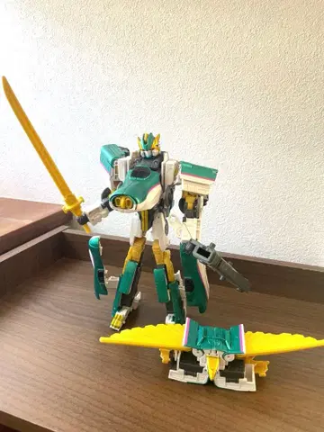 변형 로봇 그린과 옐로우 컬러 모델