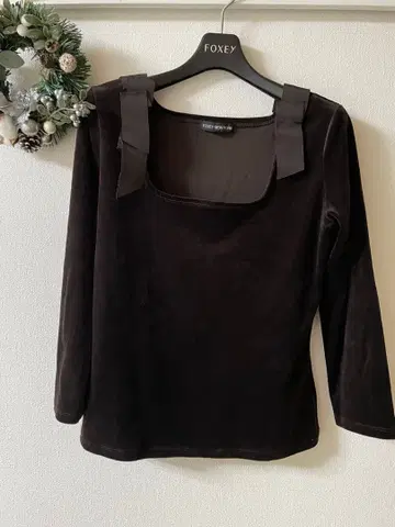 FOXEY 블랙 벨로아 소재 리본 포함 긴팔 상의