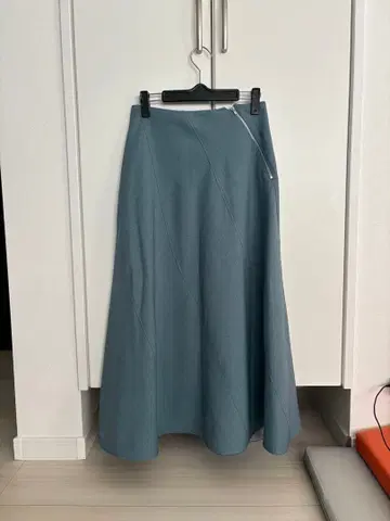 사이드 지퍼 절개 플레어 스커트