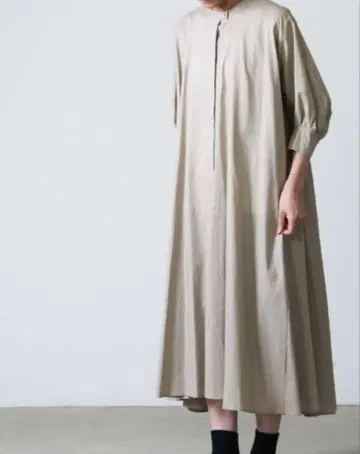 미즈이로 ind 밴드 카라 프론트 플라이 플레어 셔츠 원피스