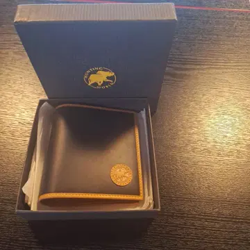 네이비 가죽 이단 접이식 지갑