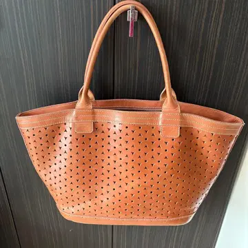 브라운 가죽 토트백 펀칭 디자인