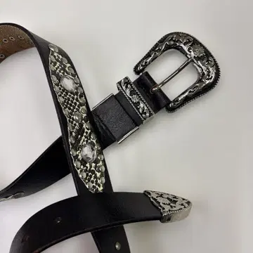 스네이크 패턴 장식의 블랙 벨트