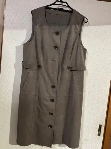 그레이 슬리브리스 무릎 기장 원피스