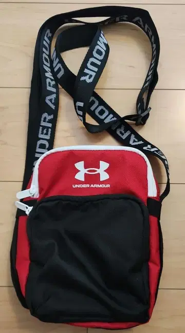 언더아머 UNDER ARMOUR 숄더백 레드블랙