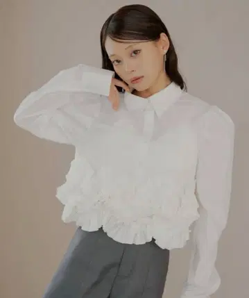 프릴 달린 화이트 셔츠