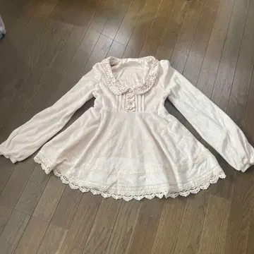 레이스 옷깃의 크림색 긴팔 상의 LIZLISA