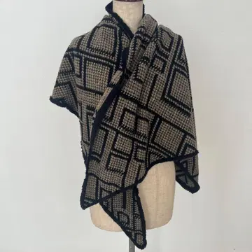 POM Amsterdam / 트라이앵글 스카프