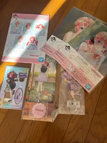 굿즈 정리입니다. 아크릴 보드만 개봉했지만 미사용에 가깝습니다.