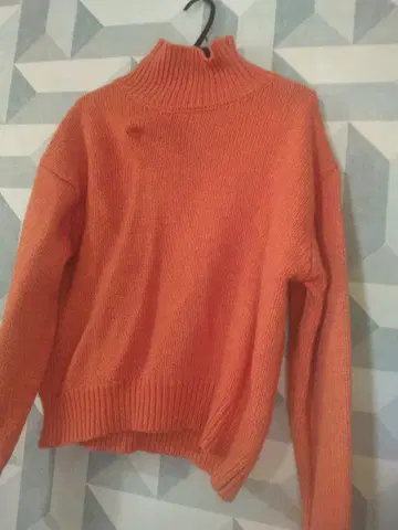 오렌지 터틀넥 스웨터 긴팔