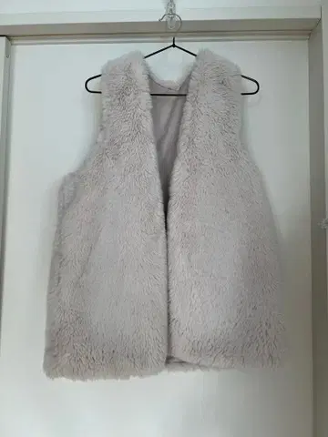 퍼 소재 옅은 그레이 슬리브리스 베스트