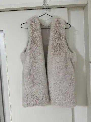 퍼 소재 옅은 그레이 슬리브리스 베스트