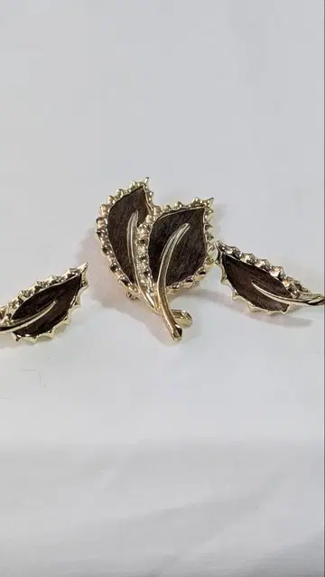 사라 코 벤틀리 잎 모양 브로치와 귀걸이