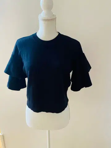 새상품 nobi.e strain 프릴 반팔 블랙 니트