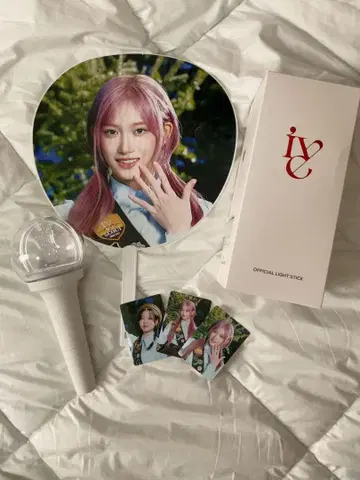IVE 공식 응원봉 부채(이서), 트레이딩 카드(이서, 가을) 포함