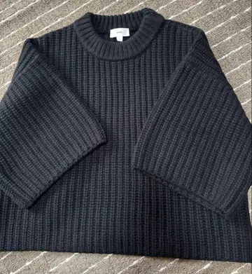 HYKE 블랙 오부 소매 스웨터