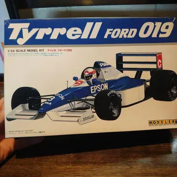 티렐 포드 019 1/24 스케일 모델 키트