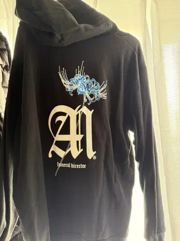 아무더즈 블랙 후드티 XL 사이즈 파랑 꽃 자수