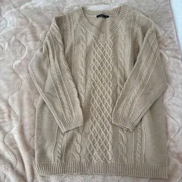 미사용 새상품 베이지 케이블 니트 V넥 스웨터