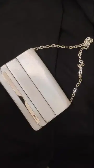 GUESS 실버 클러치백