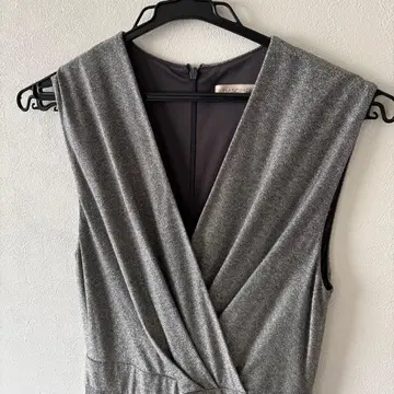 [리나시먼트] 그레이의 V넥 롱 원피스