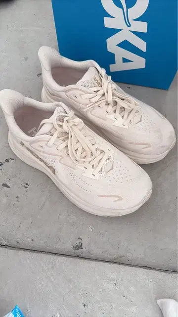 호카 클리프톤 10 와이드 스니커즈 한정판 크림